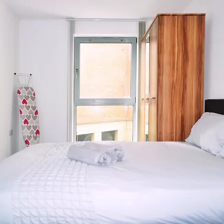 아파트 2 Bed Ensuite With Balcony And Free Onsite Secure Parking *