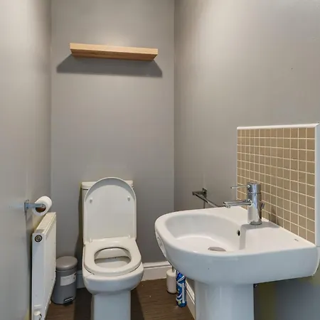 Charming 2-bed House In Middleton