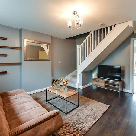 Charming 2-bed House In Middleton