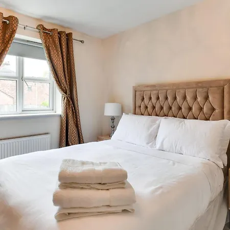 Charming 2-bed House In Middleton Manchester