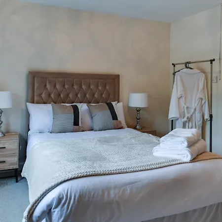 Charming 2-bed House In Middleton Manchester