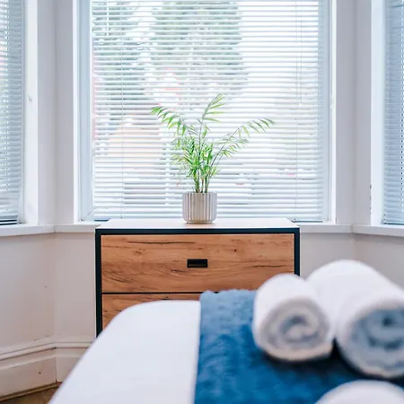 Barton House - Sleeping 10 * Manchester