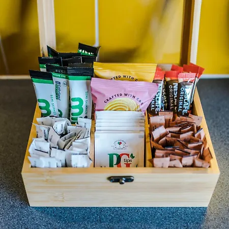 Barton House - Sleeping 10 Ferienhaus *