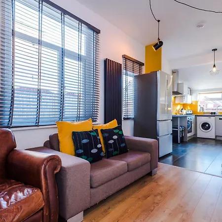 Barton House - Sleeping 10 *