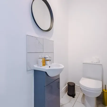 Barton House - Sleeping 10 Manchester