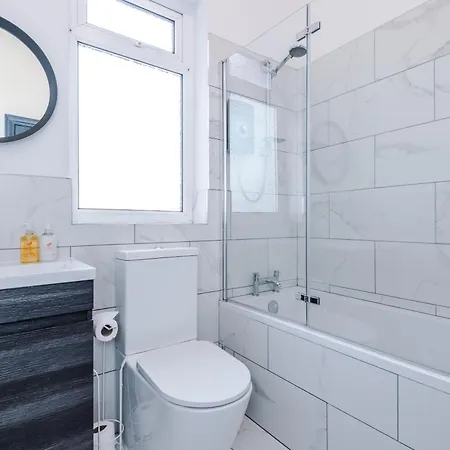 Barton House - Sleeping 10 Ferienhaus *