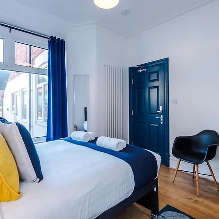 Barton House - Sleeping 10 Ferienhaus