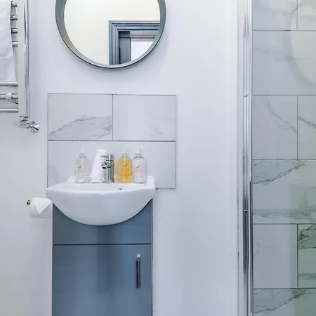 Barton House - Sleeping 10 Manchester