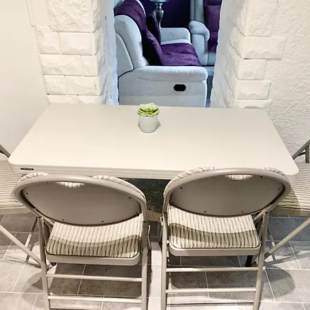 Purple Blossom, Cosy 2 Bed Apartment, Near Didsbury, Free Parking 아파트 맨체스터