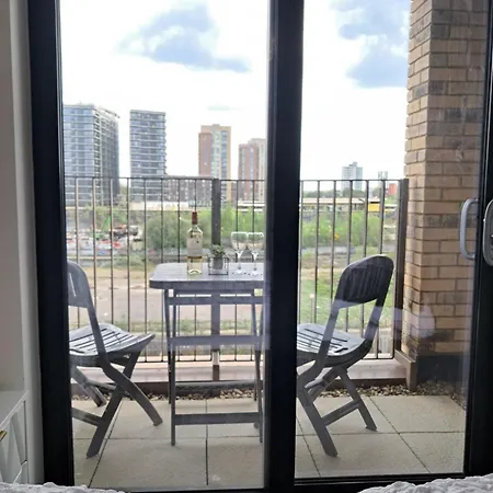 Balcony, Waterfront, En-suite, Roof Terrace, Yogo Exercise Studio, City Views Salford Apartment *