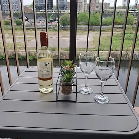 Balcony, Waterfront, En-suite, Roof Terrace, Yogo Exercise Studio, City Views Salford Apartment