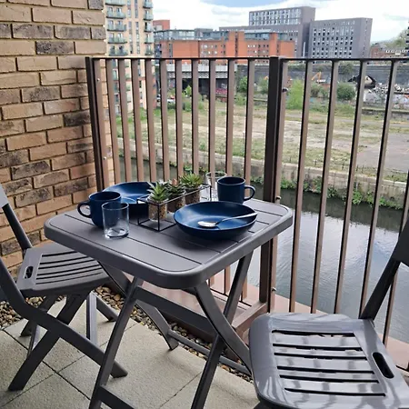 Apartment Balcony, Waterfront, En-suite, Roof Terrace, Yogo Exercise Studio, City Views Salford Manchester