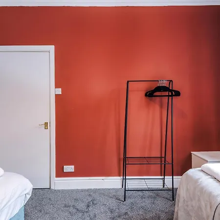 Charming 3-bedroom House-salford Ferienhaus *
