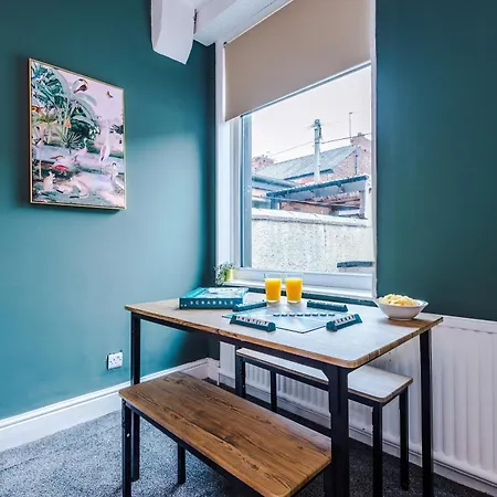 Holiday home Charming 3-bedroom House-salford *