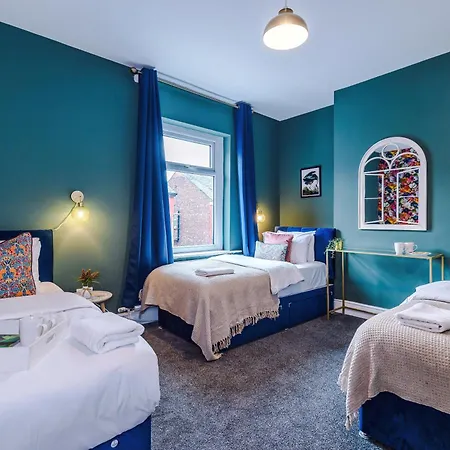Holiday home Charming 3-bedroom House-salford Manchester