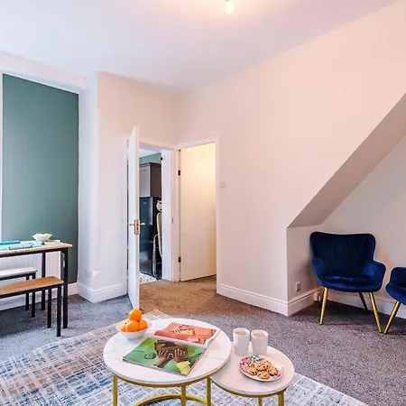 Charming 3-bedroom House-salford