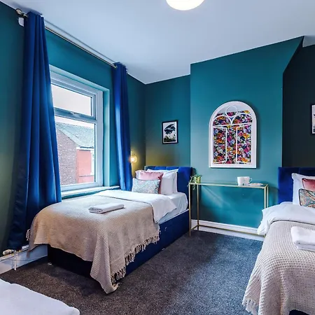 Charming 3-bedroom House-salford *
