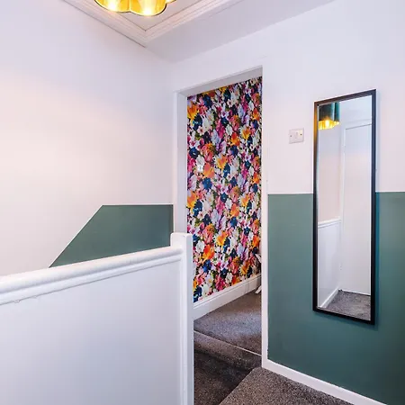 Charming 3-bedroom House-salford Ferienhaus