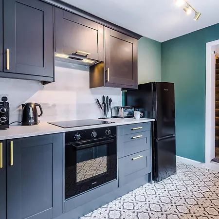 Charming 3-bedroom House-salford *