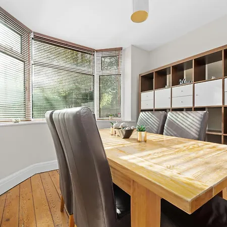 Fantastic, Modern 3 Bedroom House 펜션 맨체스터