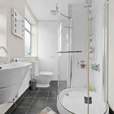 Fantastic, Modern 3 Bedroom House * Μάντσεστερ