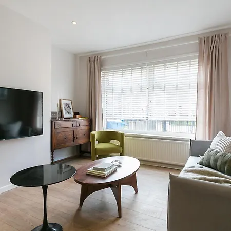 Spacious 4 Bedroom - Sleeps 8 Манчестер