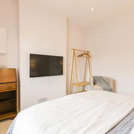 Spacious 4 Bedroom - Sleeps 8 Holiday home