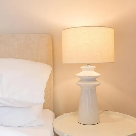 Spacious 4 Bedroom - Sleeps 8 *