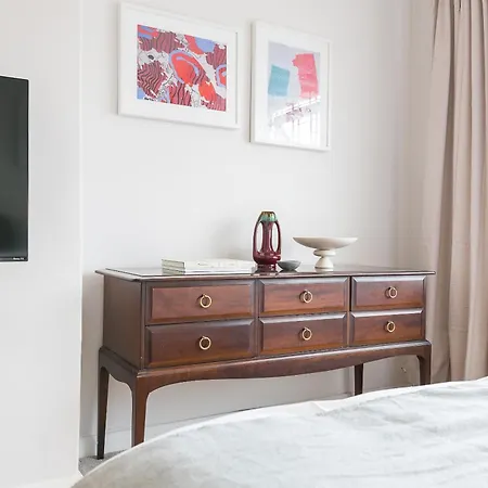 Spacious 4 Bedroom - Sleeps 8 Манчестер