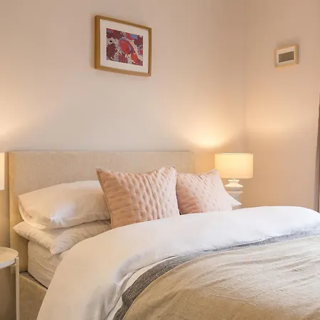 Spacious 4 Bedroom - Sleeps 8 Holiday home