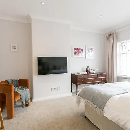 Spacious 4 Bedroom - Sleeps 8 別荘 *