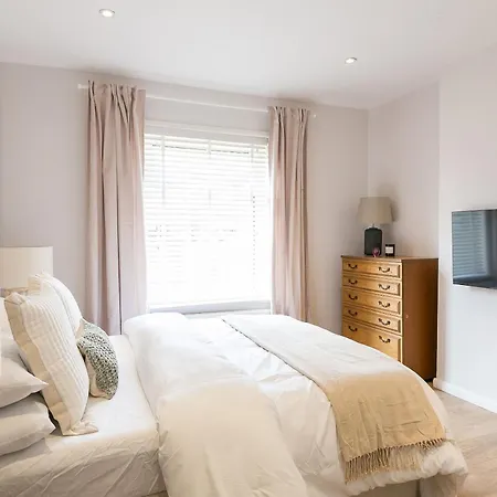 Spacious 4 Bedroom - Sleeps 8 Casa de Férias Manchester