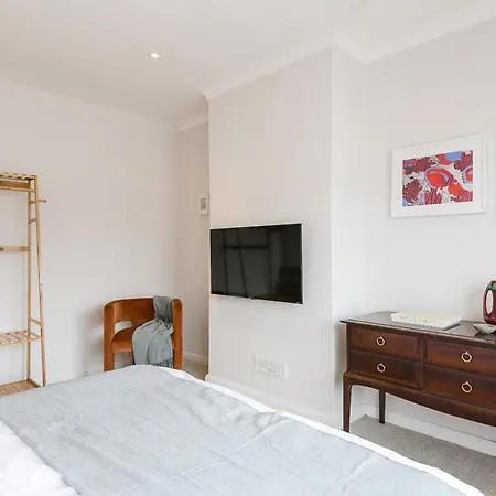 Spacious 4 Bedroom - Sleeps 8 * Manchester