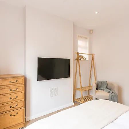 Spacious 4 Bedroom - Sleeps 8 Манчестер