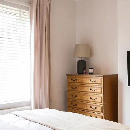 Spacious 4 Bedroom - Sleeps 8 マンチェスター