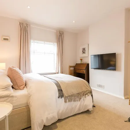 Spacious 4 Bedroom - Sleeps 8 * Manchester