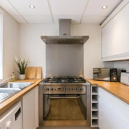 Spacious 4 Bedroom - Sleeps 8 Манчестер