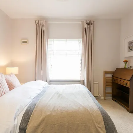 Spacious 4 Bedroom - Sleeps 8 Casa de Férias