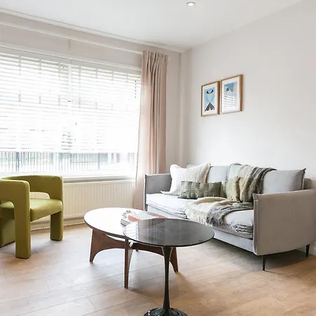 Spacious 4 Bedroom - Sleeps 8 Манчестер