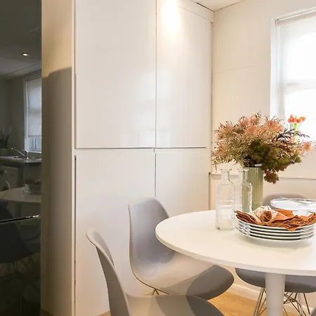 Spacious 4 Bedroom - Sleeps 8 *