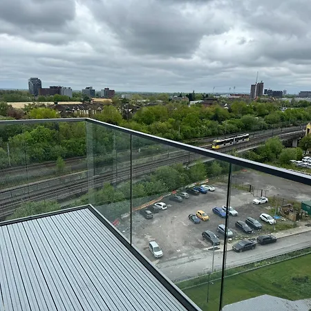 Penthouse Height Flat, View Balcony, Quiet, Free Wifi, Gym & Minimalistic Διαμέρισμα