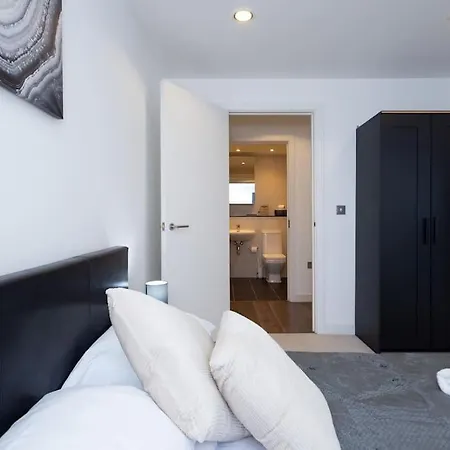 Modern Mediacity 2bed Apartment, Amazing Views, Smart Tvs *