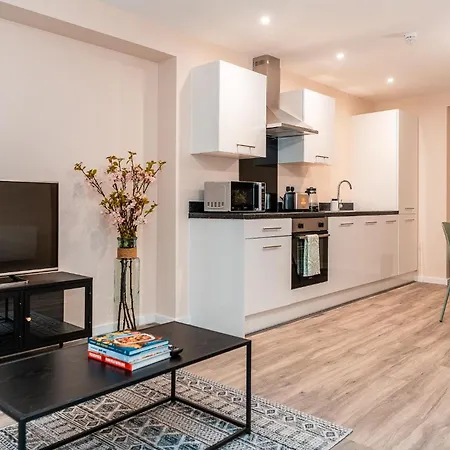 Entire 2 Bedroom And 2 Bathroom In -free Underground Parking Apartment Manchester