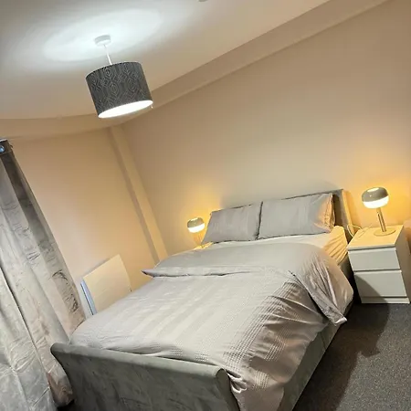 Luxury 2 Bedroom In Centre - Free Parking Apartment