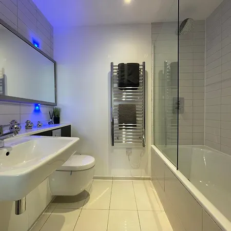 Luxury Living, 2-bed With Pool & Gym * Manchester