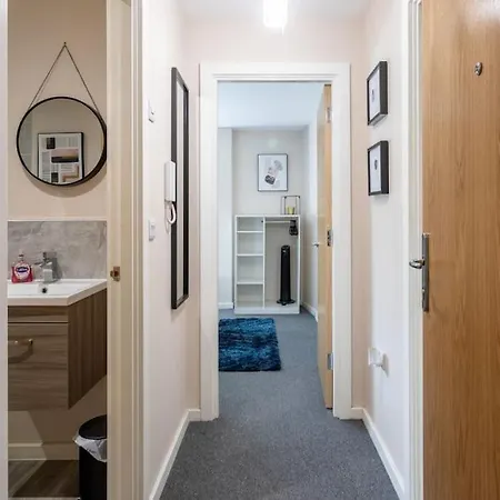 Bright 1 Bedroom Flat In Salford With Parking Available *