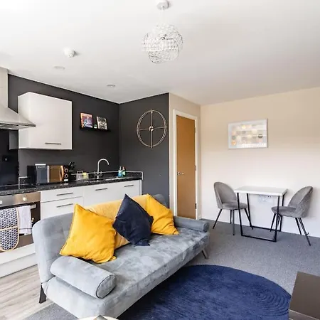 Bright 1 Bedroom Flat In Salford With Parking Available Manchester