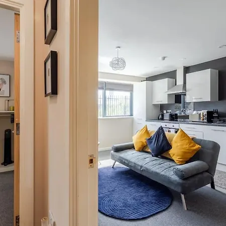 Bright 1 Bedroom Flat In Salford With Parking Available