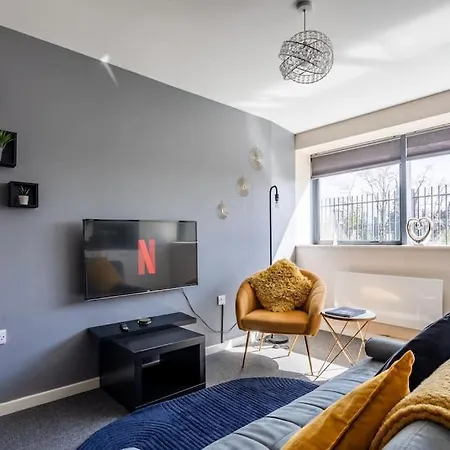 Bright 1 Bedroom Flat In Salford With Parking Available Apartment