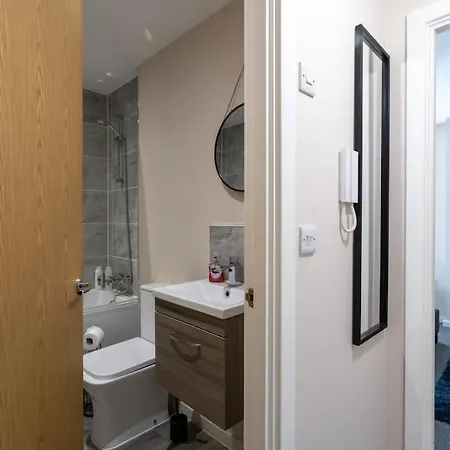 Bright 1 Bedroom Flat In Salford With Parking Available Apartment *